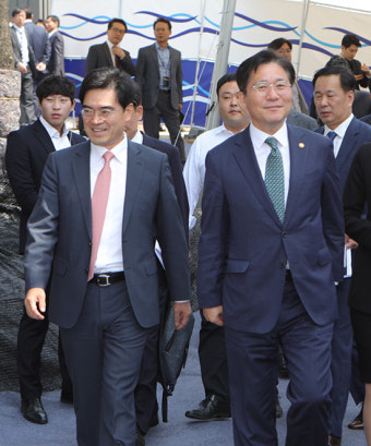 성윤모 장관, 공영운 현대차 사장에게 ‘엄지척’