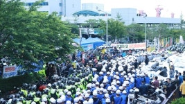 일촉즉발 한마음회관, 중앙 입구서 대치 중