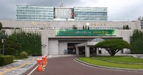 경기도 제1도시 수원시, 아이들 편의 볼모 땅뺏기 논란