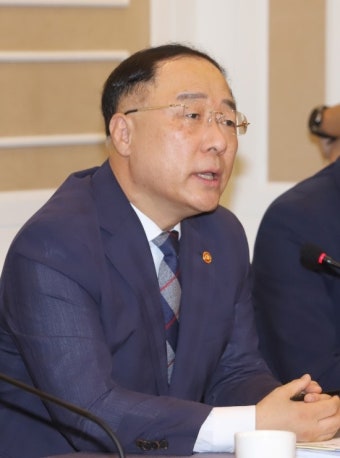 홍남기 부총리, “분양가 상한제 10월 바로 시행 안한다”