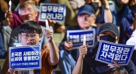 백양로 밝힌 촛불…연세인도 “조국 OUT”