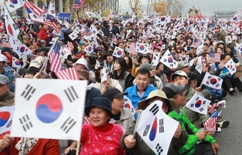 文정부 규탄하며 태극기로 물든 광화문 광장
