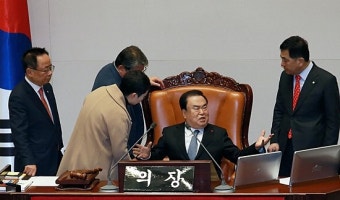 국회의장 회기 안건 날치기 처리에 항의하는 자유한국당