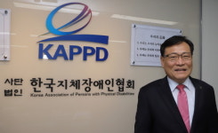 “교사 꿈 버리고 장애인 복지 위해 나섰죠”