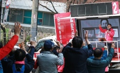 창신동 찾은 황교안  “총체적 난국이라 할 만큼 경제 무너져”