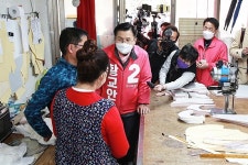 창신동 찾은 황교안  “총체적 난국이라 할 만큼 경제 무너져”