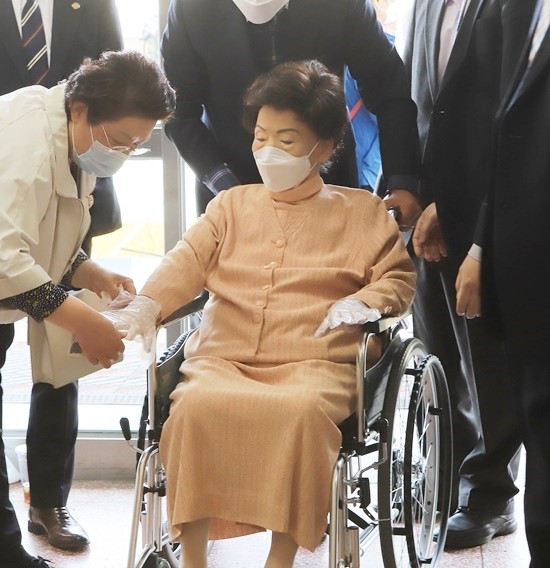 김건희 여사, 우울증 입원 11일 만에 퇴원…윤석열 전 대통령 동행으로 서울아산병원 나설 때 보호『김 여사의 퇴원, 따뜻한 관심 속 공개』