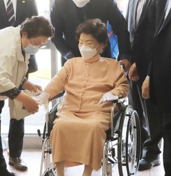 김건희 여사, 우울증 입원 11일 만에 퇴원…윤석열 전 대통령 동행으로 서울아산병원 나설 때 보호『김 여사의 퇴원, 따뜻한 관심 속 공개』