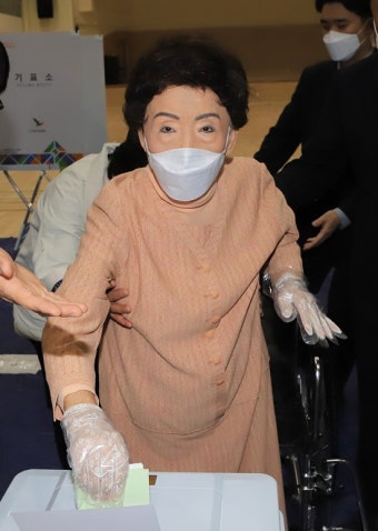 휠체어 타고 투표하는 故 김영삼 전 대통령 부인 손명순 여사