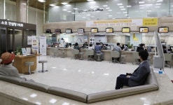 조건 나빠진 소상공인 2차 대출 첫날, 은행 창구 ‘한산’