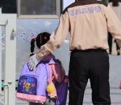 설레는 첫 등교…엄마와 인사도 조심조심