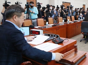 與 단독 국회 개원에 이어 법사위도 반쪽 개의 강행