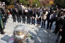 박정희 41주기 추도식 개최…김종인 향한 고성비판