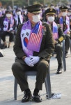 경건히 묵념하는 장진호 전투영웅 장동욱씨