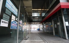 황량한 위례신도시 상가…곳곳에 임대 안내문