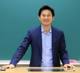 “‘가슴 뛰는 삶’을 찾아 의사가운 벗고 칠판 앞에 섰죠”