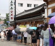 초복 삼계탕집 앞 대기줄  ‘포장 손님’