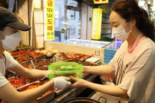 ‘용기 내면’ 인심은 덤, 망원시장 플라스틱 제로운동