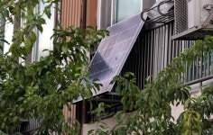 나무 그늘 아래 설치된 혈세태양광