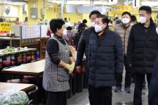 유천호 강화군수, 설 명절 전통시장 상인 격려