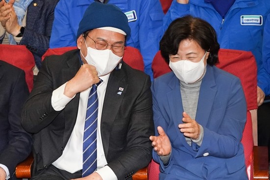 이재명 후보, 출구조사 결과로 50%를 넘어선 득표율로 환호와 긍정적 분위기 형성