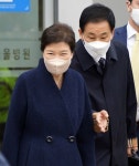 ‘밝은 표정’ 박근혜…건강 이상無