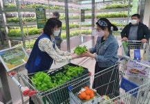 매장 안 ‘스마트팜’에서 키운 농산물을 고객에게