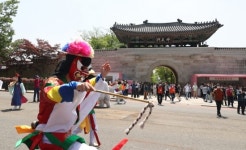 청와대 개방 이틀째… 신명나는 사물놀이 공연