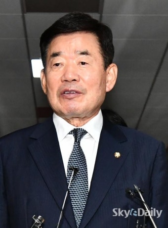 김진표 국회의장의 여유있는 기자회견
