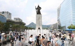 장군님 아래서 물맞이, “한산의 해풍과 함께 늦더위를 이기자”