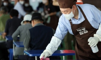 ‘김치찌개에 진심’ 민생 행보 나선 尹대통령 ‘무료급식소’ 찾아 ‘식사 봉사’