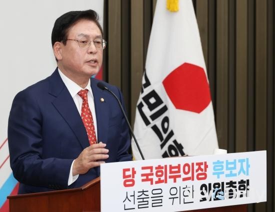 국회의원 정우택, 돈봉투 의혹 구속영장 기각…억울함 주장 불만품
