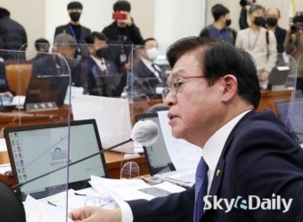 ‘이태원 참사’ 행안위서 묵념하는 윤희근-이상민-오세훈-박희영-김광호