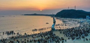 당진시 왜목마을 해돋이 보러 1만8000명 몰려