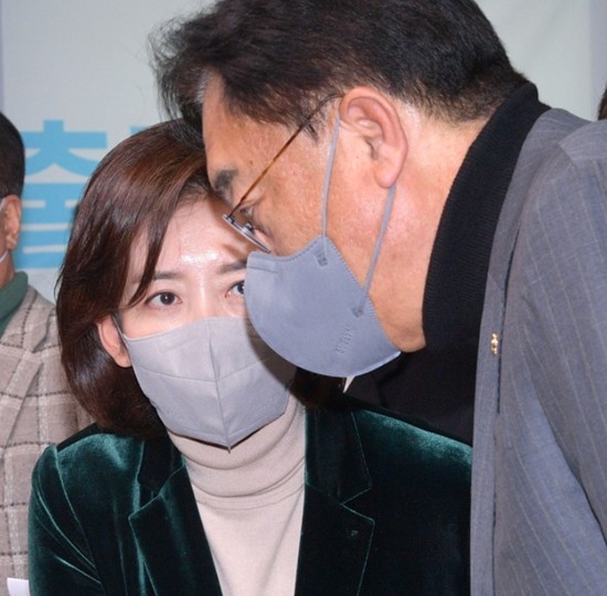 윤석열 대통령의 비상계엄 선포로 대통령실 고위 참모진 일괄 사의 표명