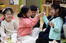 “마스크 벗으니 더 예쁘네”…  웃음꽃 핀 어린이집