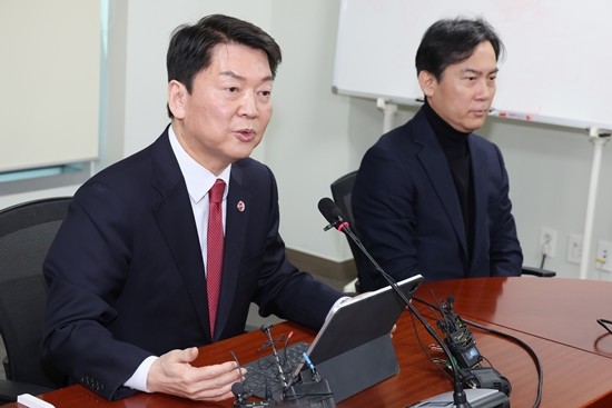 안철수, 대통령실 친명 유튜버 출입 비판...보수 유튜버도 입장권 주장