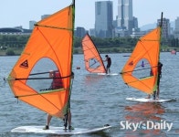 “윈드서핑 체험하러 왔어요”