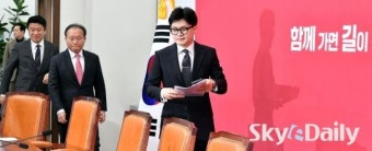 한동훈 위원장 옆 고개숙인 김경율 비대위원