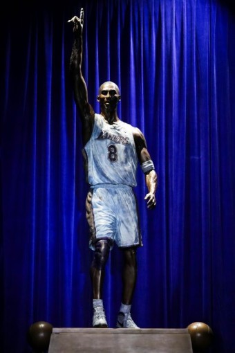 LA 레이커스 홈구장에 NBA 전설 코비 브라이언트 동상