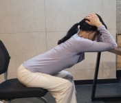 [강윤희의 자기돌봄 요가] 슬기로운 의자 생활은 ‘마음챙김 오피스 요가’