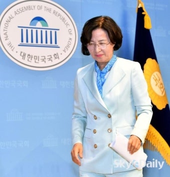 국회의장 출마 추미애… 첫 여성 국회의장 도전