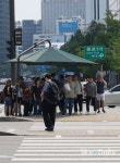 “덥다 더워”… 그늘막 아래 ‘빼곡’