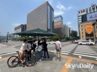 “덥다 더워”… 그늘막 아래 ‘빼곡’