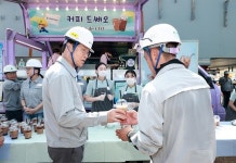 HD현대重, 생산현장 직원들을 위한 시원한 ‘아아’로 무더위 식힌다