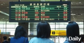 집중호우로 멈춰선 열차