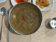 [백년가게 기획 시리즈] ㉝ 지역 특산물 황기 넣은 족발과 콧등치기까지 함께 드시러 오세요