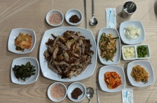 [백년가게 기획 시리즈] ㉝ 지역 특산물 황기 넣은 족발과 콧등치기까지 함께 드시러 오세요
