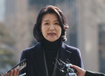 이진숙 방통위원장, 미소 보이며 출근