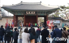 덕수궁 왕궁수문장 교대식 관람하는 관광객들